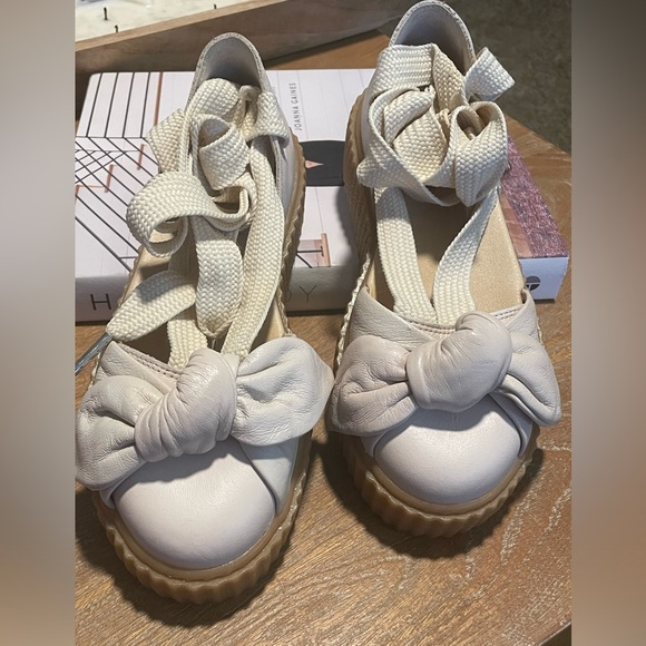 Puma x fenty bow creeper puma.  Size 5.5 cream color. Like New - Picture 2 of 5